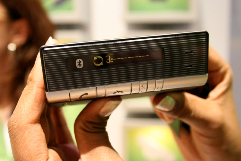 Illustration for article titled Sony Ericsson's Cool Desk/Car Bluetooth Speakerphone: HCB-120